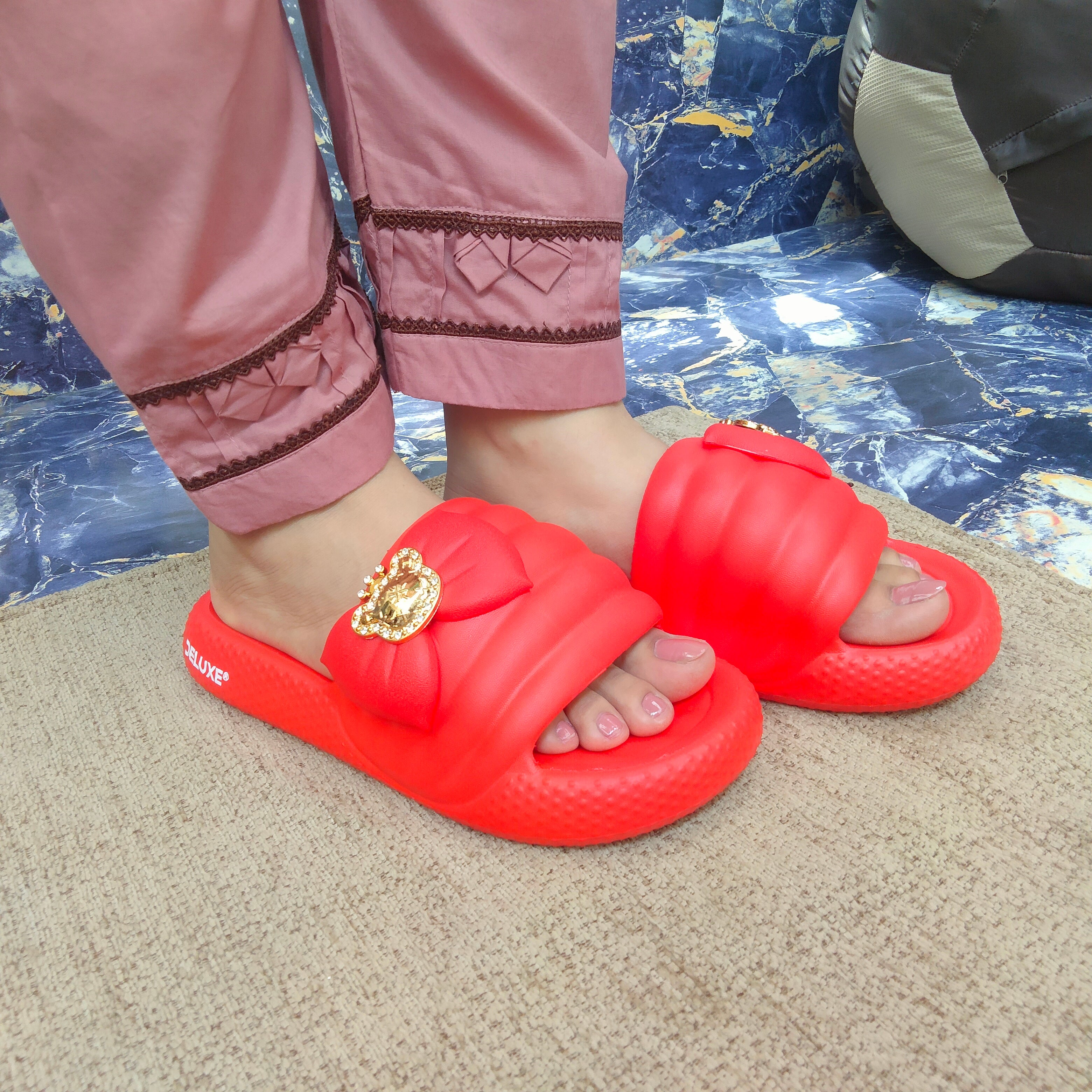 Modern style ladies slipper