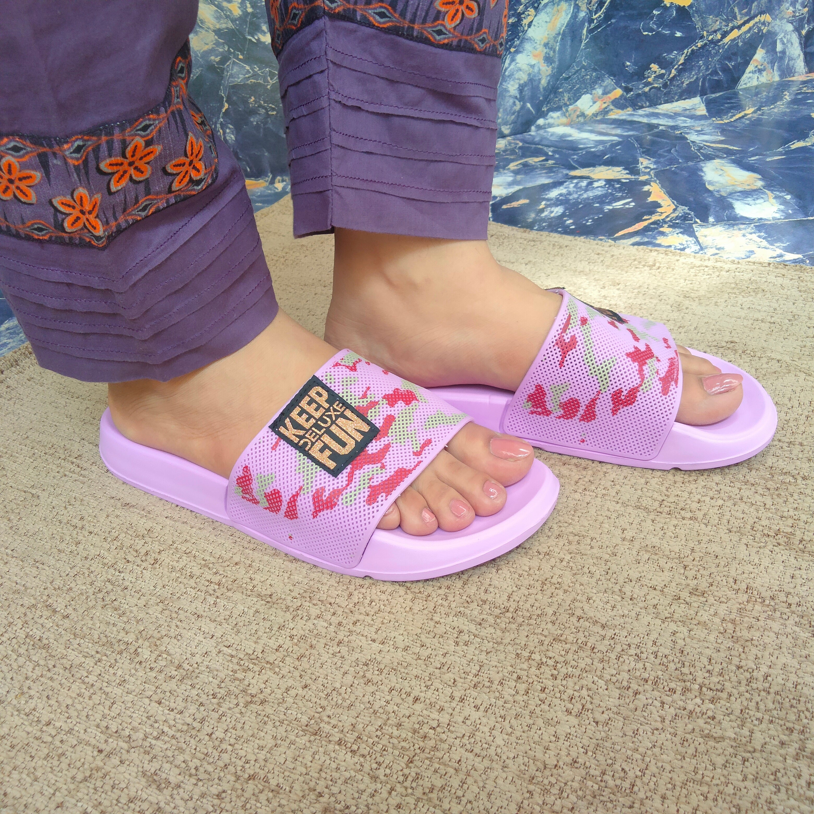Flat sole slippers for girls