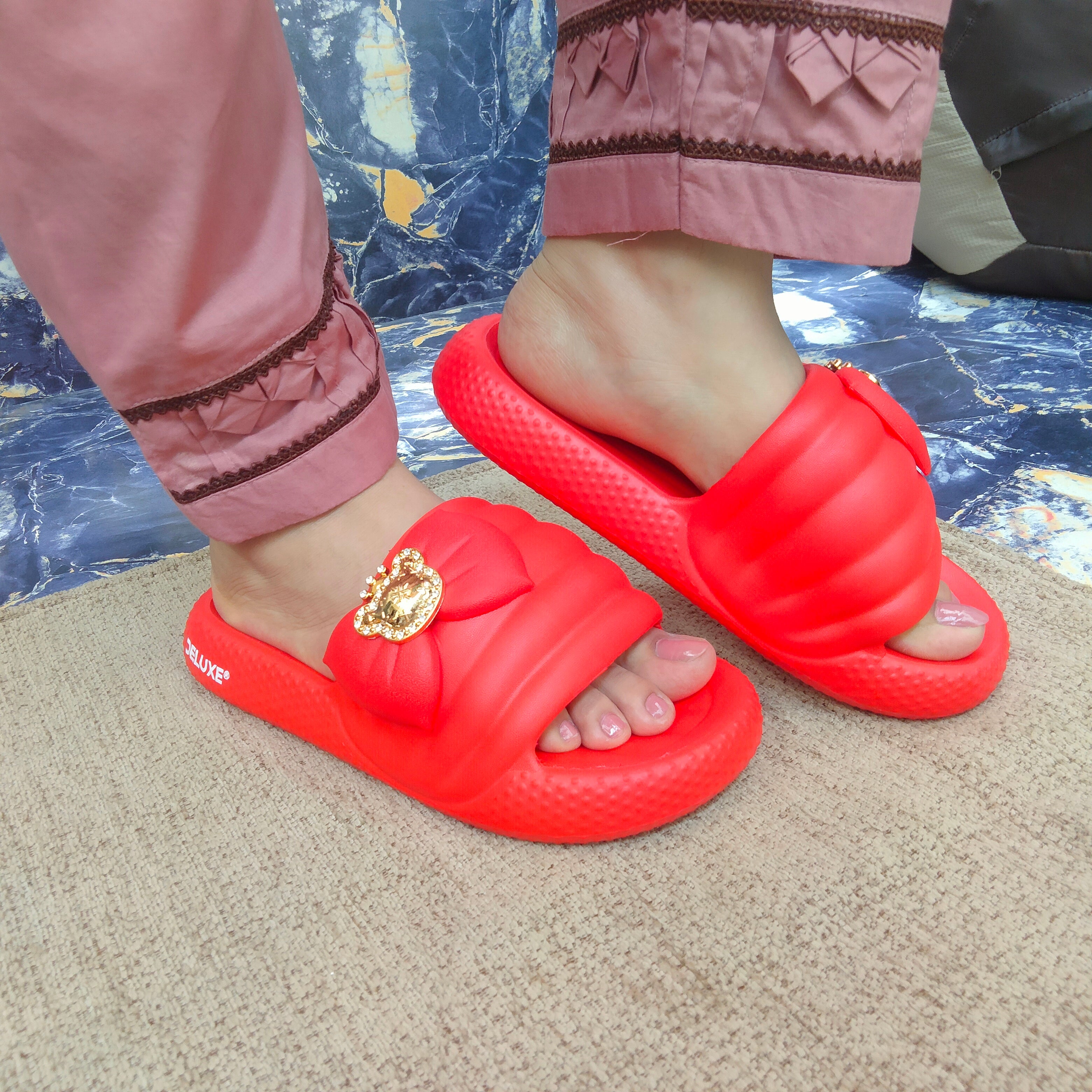 Modern style ladies slipper