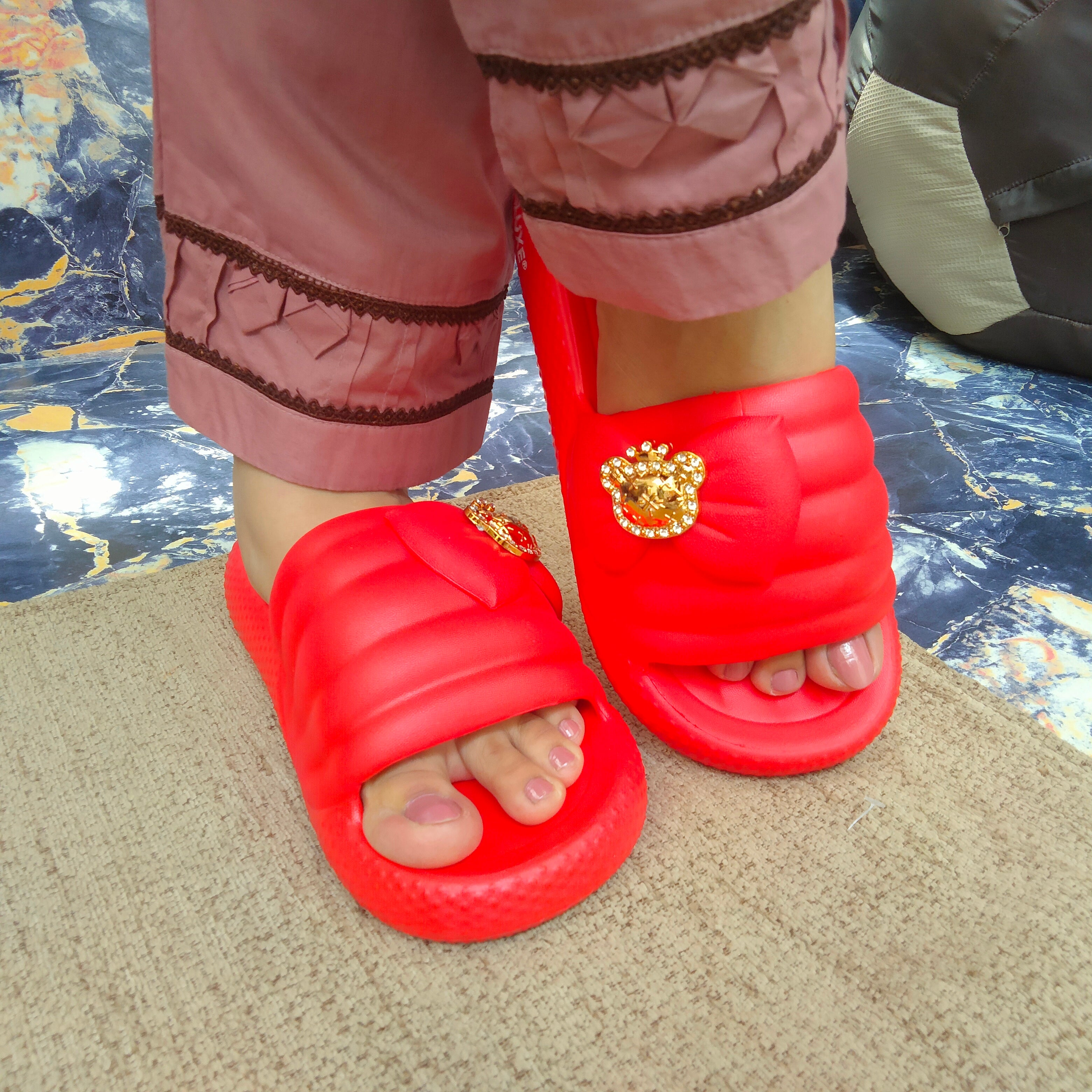 Modern style ladies slipper