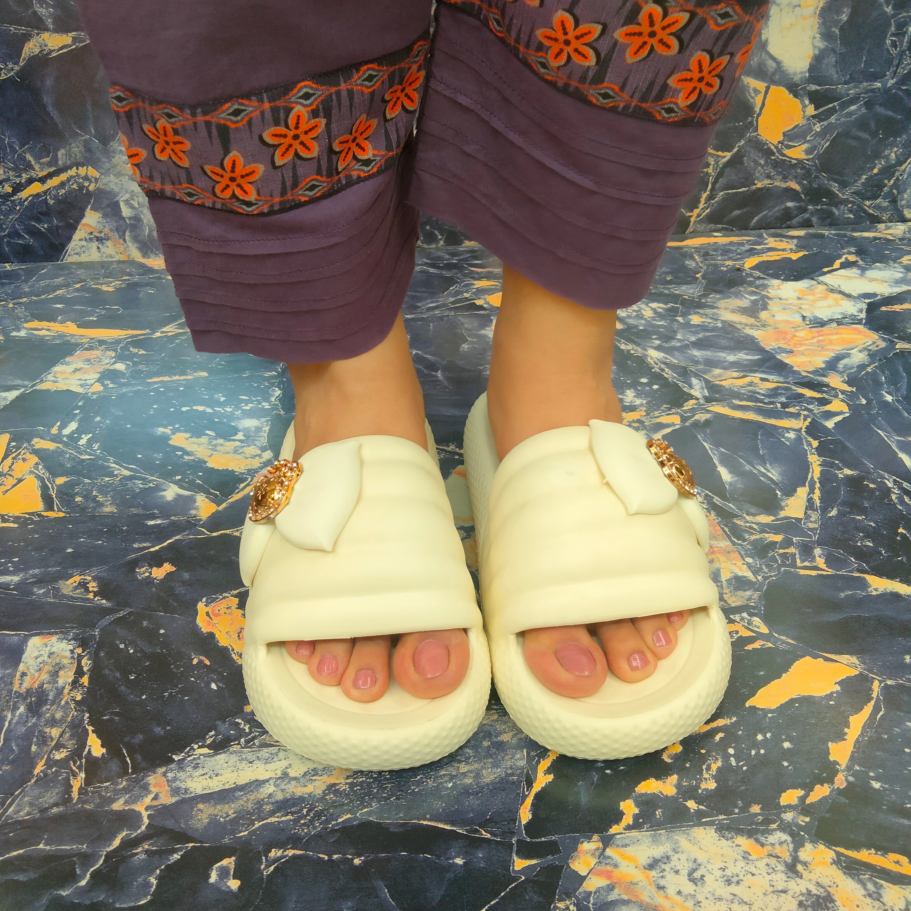 Modern style ladies slipper